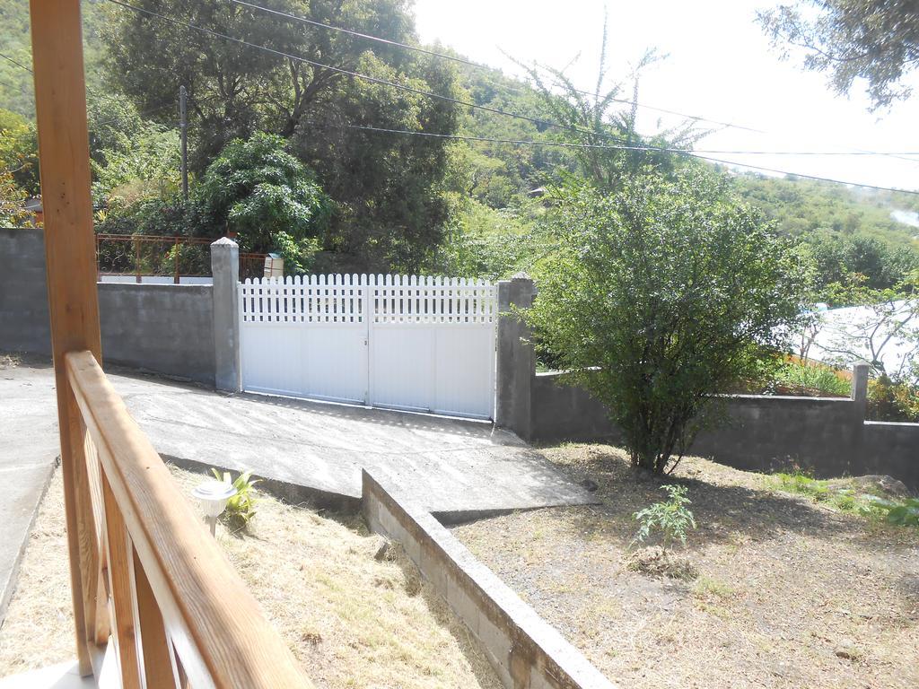 Bungalow Les Cerisiers Bouillante Esterno foto